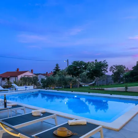 Luxury Luni With Big Private Pool And Hot Tub In Medulin * Pula