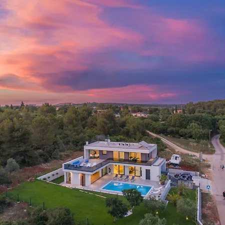Villa Luxury Luni With Big Private Pool And Hot Tub In Medulin *