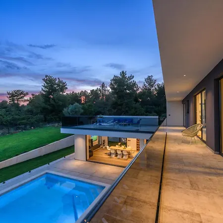 Luxury Luni With Big Private Pool And Hot Tub In Medulin