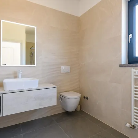 Villa Luxury Luni With Big Private Pool And Hot Tub In Medulin