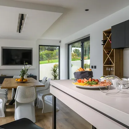 Luxury Luni With Big Private Pool And Hot Tub In Medulin Villa *