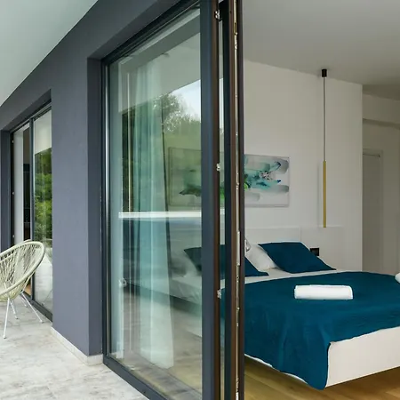 Villa Luxury Luni With Big Private Pool And Hot Tub In Medulin