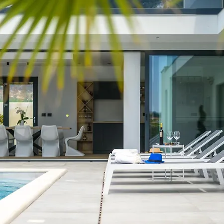 Luxury Luni With Big Private Pool And Hot Tub In Medulin