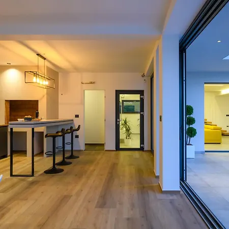 Luxury Luni With Big Private Pool And Hot Tub In Medulin Villa *