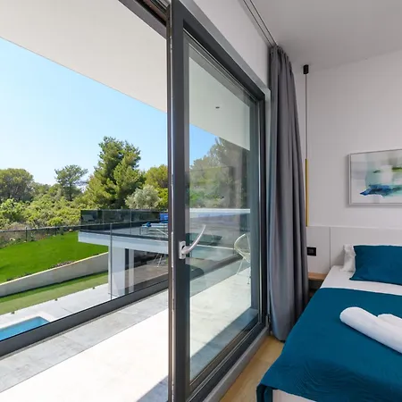 Luxury Luni With Big Private Pool And Hot Tub In Medulin