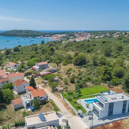 Luxury Luni With Big Private Pool And Hot Tub In Medulin