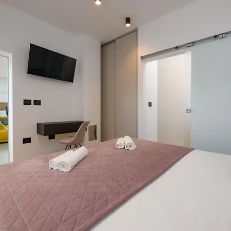 Villa Luxury Luni With Big Private Pool And Hot Tub In Medulin Pula