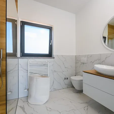 Luxury Luni With Big Private Pool And Hot Tub In Medulin Pula