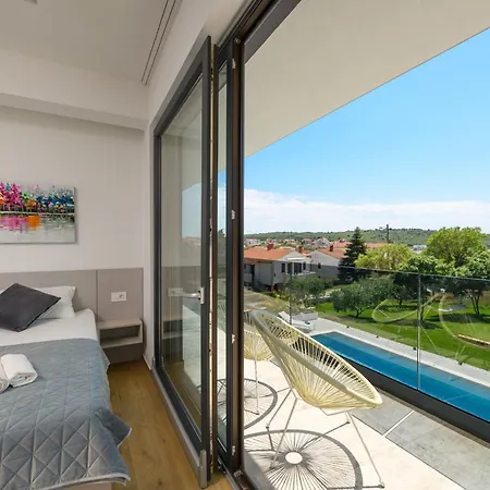 Villa Luxury Luni With Big Private Pool And Hot Tub In Medulin *