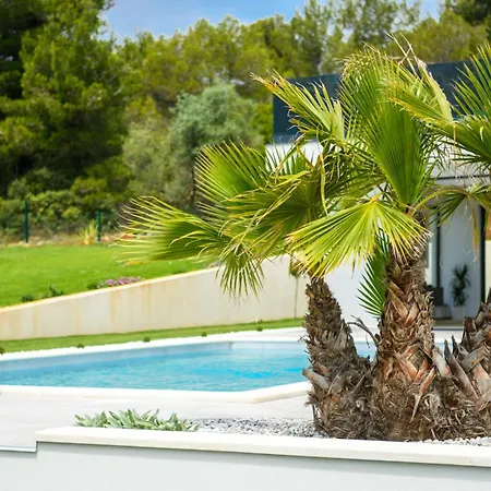 Villa Luxury Luni With Big Private Pool And Hot Tub In Medulin *
