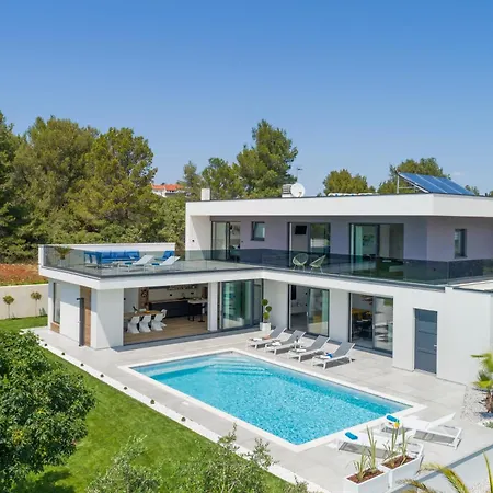Villa Luxury Luni With Big Private Pool And Hot Tub In Medulin *