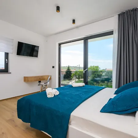 Villa Luxury Luni With Big Private Pool And Hot Tub In Medulin Pula