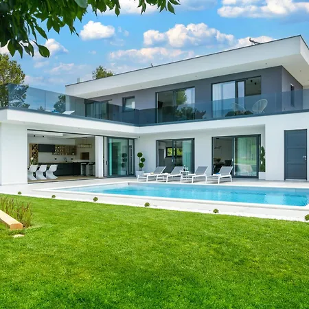 Luxury Luni With Big Private Pool And Hot Tub In Medulin Villa