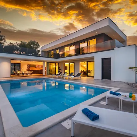 Villa Luxury Luni With Big Private Pool And Hot Tub In Medulin