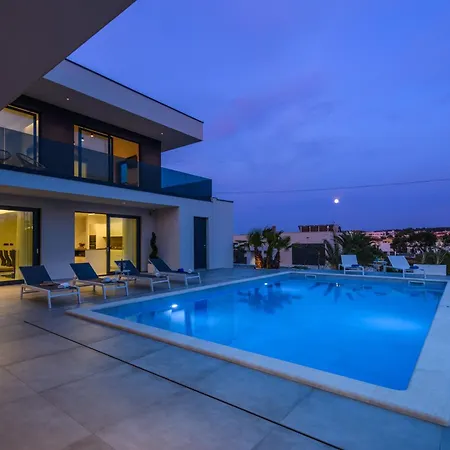ヴィラ Luxury Luni With Big Private Pool And Hot Tub In Medulin