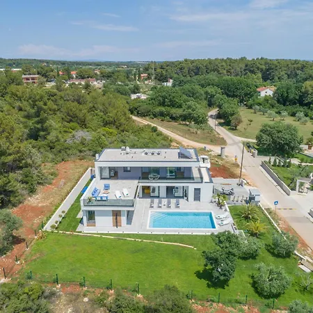 Luxury Luni With Big Private Pool And Hot Tub In Medulin プーラ