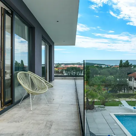 ヴィラ Luxury Luni With Big Private Pool And Hot Tub In Medulin