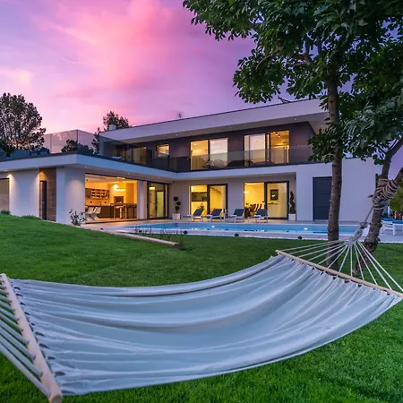 Luxury Luni With Big Private Pool And Hot Tub In Medulin プーラ